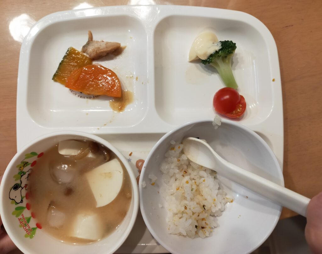 歳9か月の子ども用の取り分けたサバの味噌煮、ナスとカボチャの揚げびたし