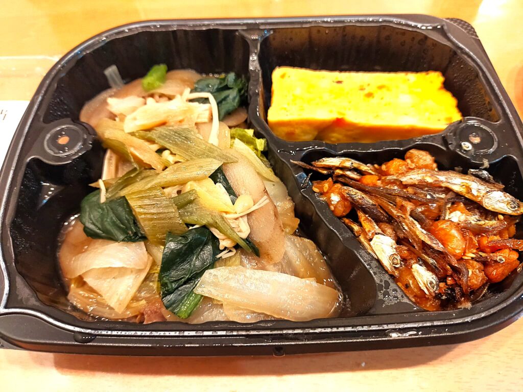 わんまいる美食弁当セット、主菜は国産牛のすきやき、副菜に卵焼きと大豆と煮干しの甘辛煮（儀助煮）