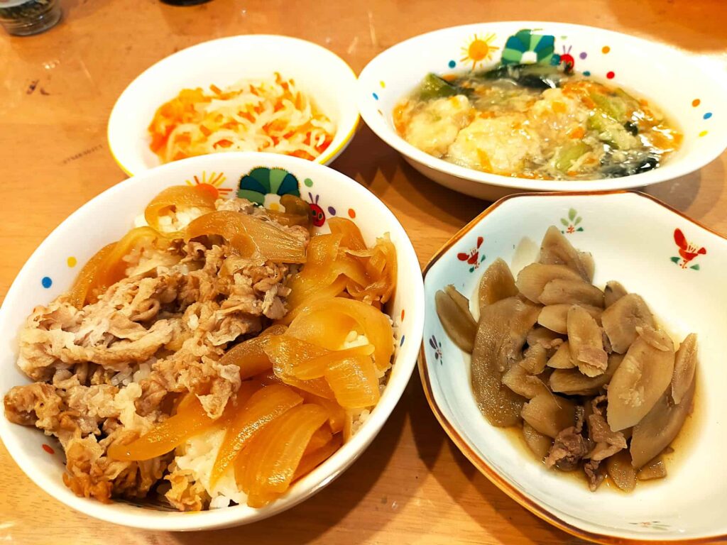 わんまいるの単品牛丼と健幸ディナーの北海道産タラと野菜の煮物セット。栄養バランスを考慮したセットメニュー