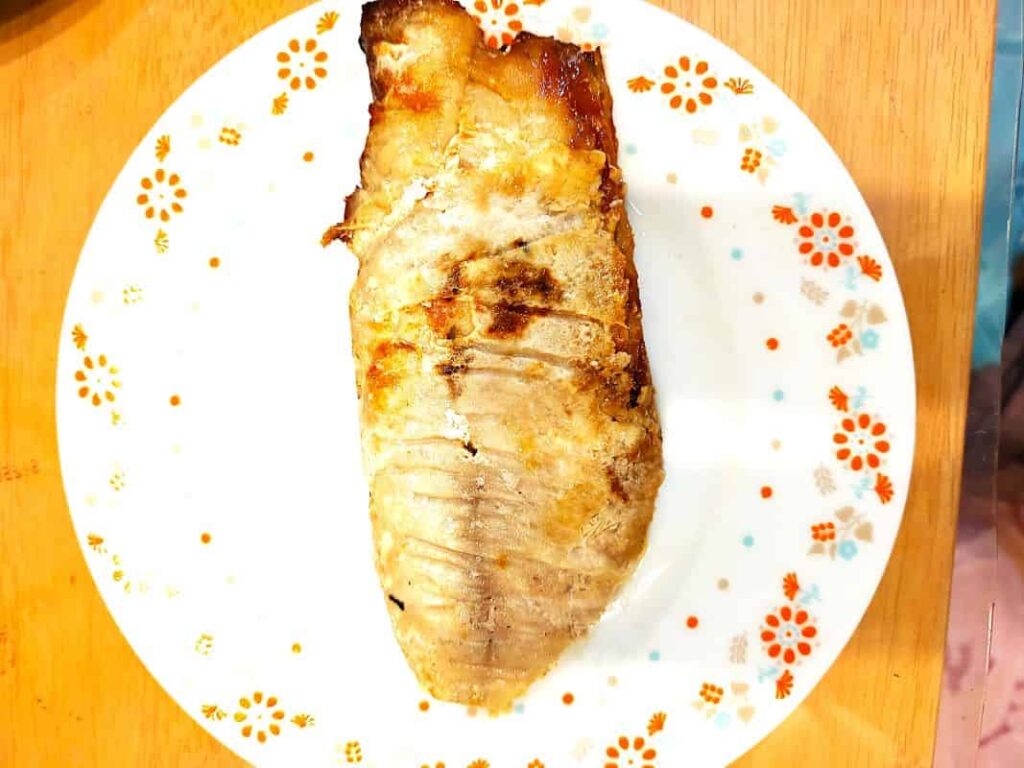 国産さばの塩焼き - 香ばしい風味とジューシーな味わいの焼き魚。わんまいるは除骨がきれい。