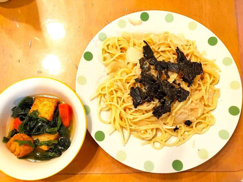 ほうれん草、にんじん、厚揚げの炊き合わせと自前のパスタ（あえるだけのもの）