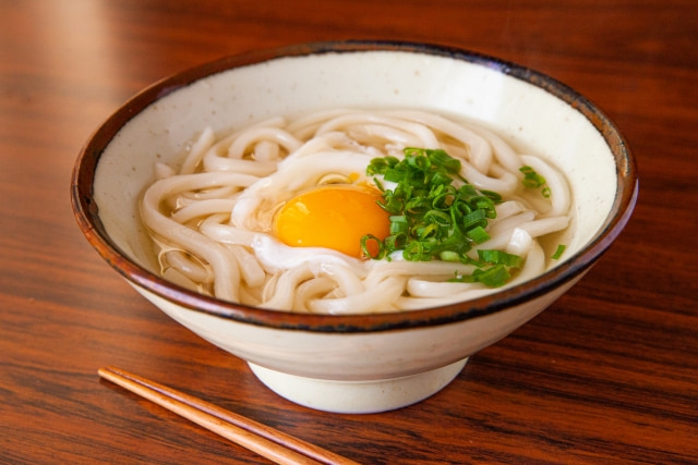 卵と青ねぎがのったシンプルなうどん。つわり中でも食べやすい、温かくても冷たくてもアレンジ可能な軽い食事の一例。つるっとした喉ごしで食欲がない時にもおすすめ。